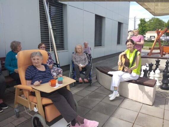 zahrada - kroužky a zpívání (1)