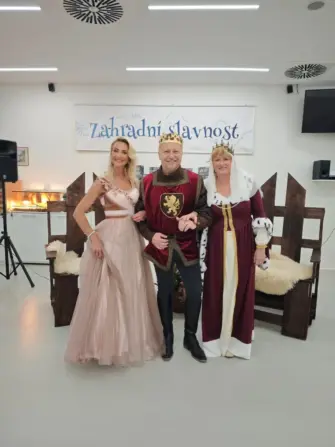 Zahradní slavnost ve středověkém stylu