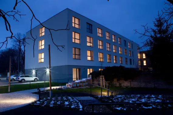 SeneCura-SeniorCentrum-Kolin-pohled-ze-zahrady