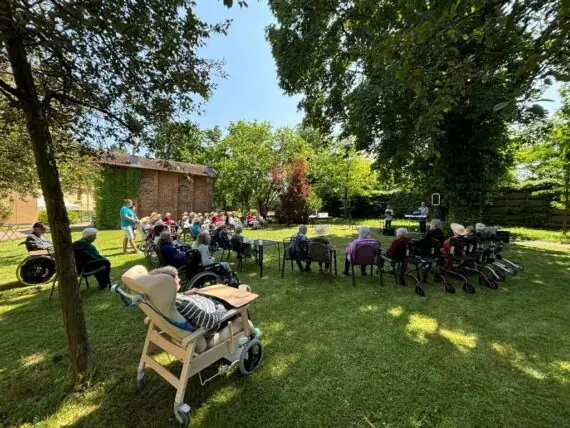 2025 06 12hudební vystoupení zahrada (1)