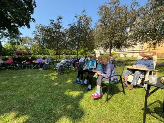 2025 06 12hudební vystoupení zahrada (10)