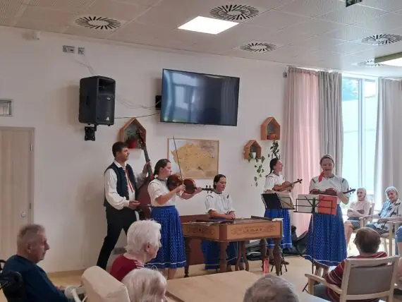 e2b49b39-c9b1-45da-b9d7-585a0e8880d0