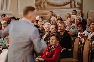 den-senioru-na-zamku-ve-slavkove-pred-stovkami-divaku-vystoupil-vladimir-hron-02_denik-150-3x2@2x