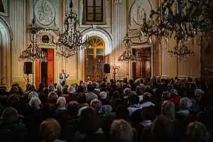 den-senioru-na-zamku-ve-slavkove-pred-stovkami-divaku-vystoupil-vladimir-hron-09_denik-150-3x2@2x