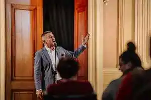 den-senioru-na-zamku-ve-slavkove-pred-stovkami-divaku-vystoupil-vladimir-hron-12_denik-150-3x2@2x