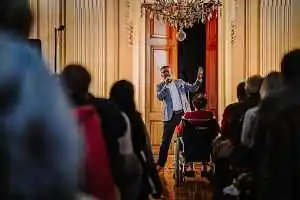 den-senioru-na-zamku-ve-slavkove-pred-stovkami-divaku-vystoupil-vladimir-hron-14_denik-150-3x2@2x