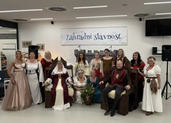 Zahradní slavnost ve středověkém stylu