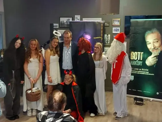 Adventní koncert Míly Hartmana na SeniorCentru Kolín: Pocta Karlu Gottovi