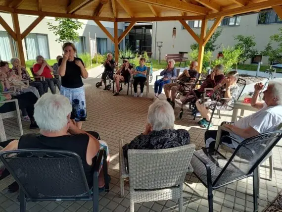 Muzikoterapie na zahradě domova