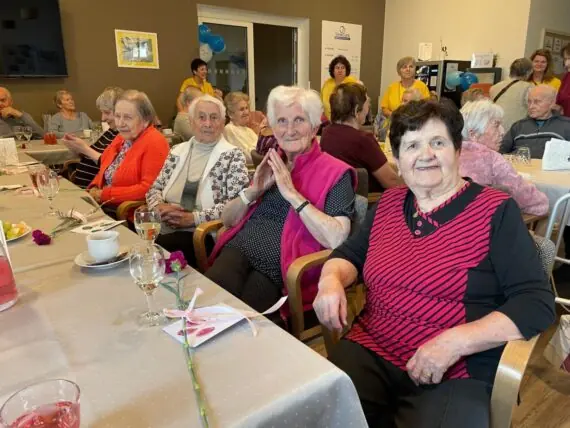 Uplynulý týden prožili klienti SeniorCentra Telč odpoledne plné zábavy a hudby. U příležitosti oslavy narozenin jsme se sešli u kávy a dezertu ve vestibulu u recepce. Oslavencům byla předána krásná kytička a narozeninové přání, které vyrobily děti. Společně jsme si poslechli známé české písně, které nám zahráli a zazpívali naši oblíbení muzikanti Pavel a Eva. Mnozí z nás se také zapojili do zpěvu a dokonce se pustili do tance. Samozřejmě nesměl chybět slavnostní přípitek – na zdraví našich klientů jsme si připili výborným vínem.