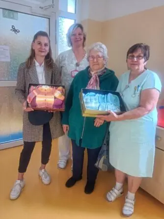 Naše klientky upletly čepičky pro miminka v nemocnici