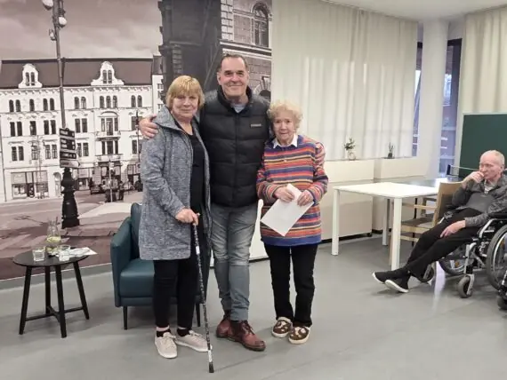 Herec Miroslav Etzler s klientkami