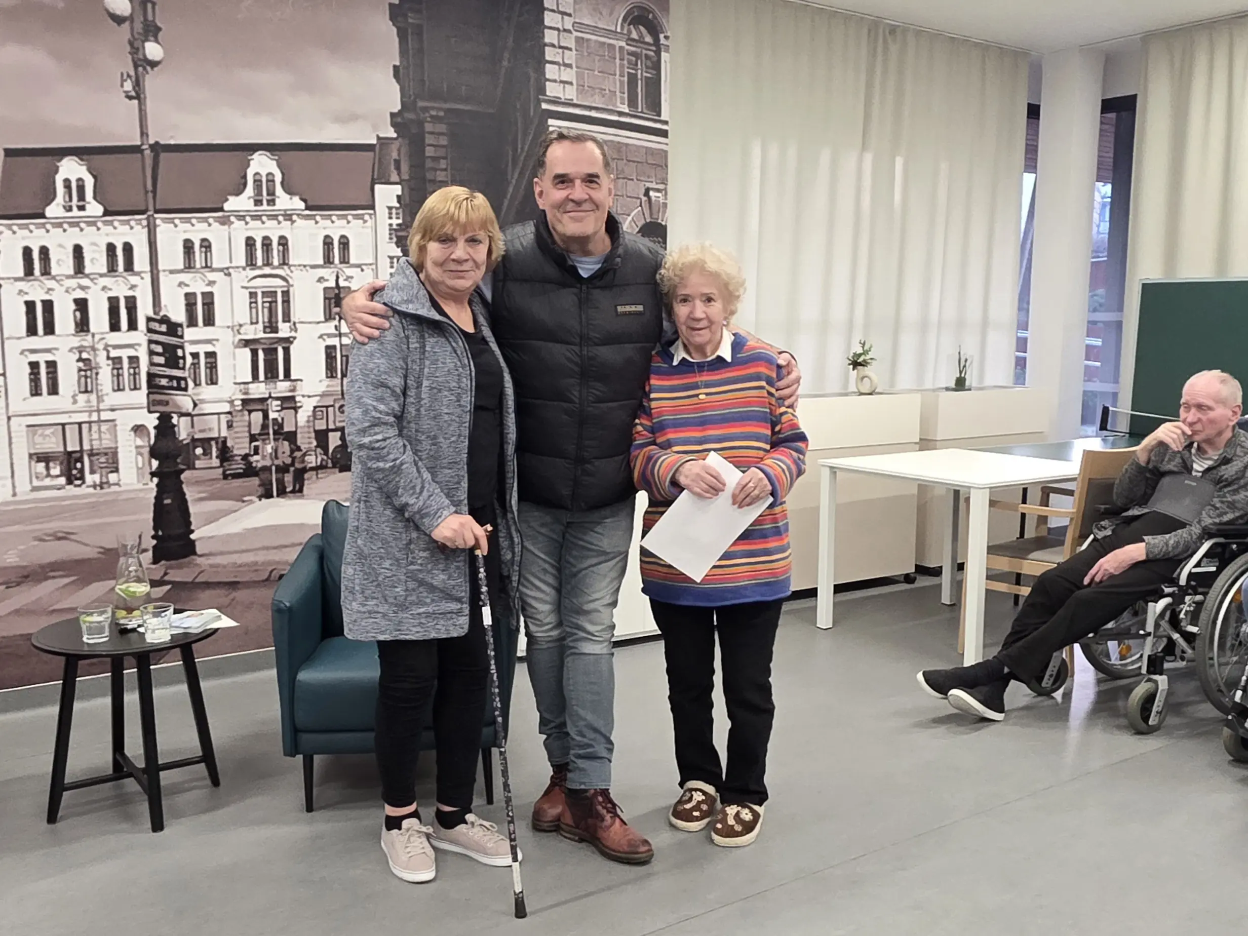 Herec Miroslav Etzler s klientkami