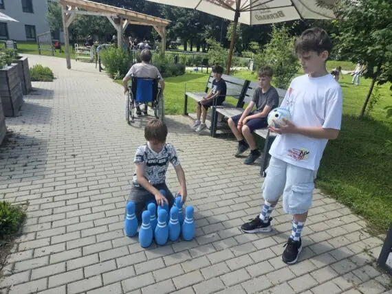 18494